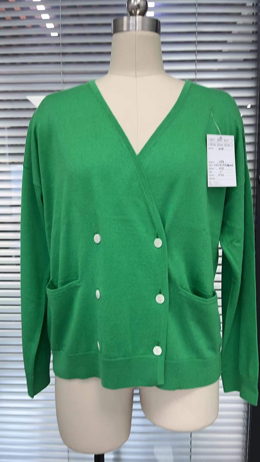 经典女式纯羊绒 V 领纽扣开衫 | SHOPBOP优质针织品 OEM/ODM 工厂