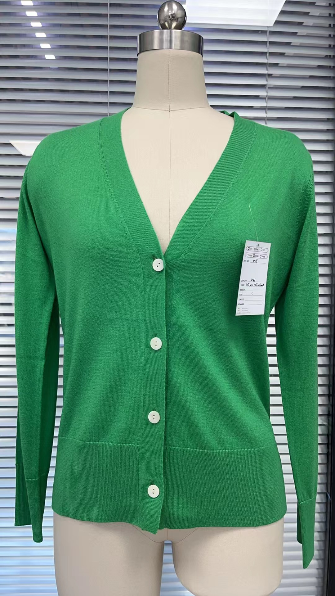 经典女式纯羊绒 V 领纽扣开衫 | SHOPBOP优质针织品 OEM/ODM 工厂